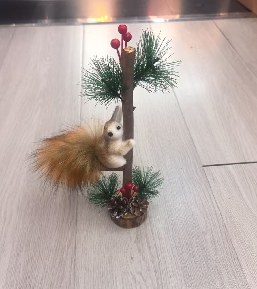 Снимка на Катерица на клон и пънче 